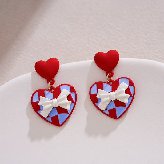 Red heart bow earrings – detail view 1