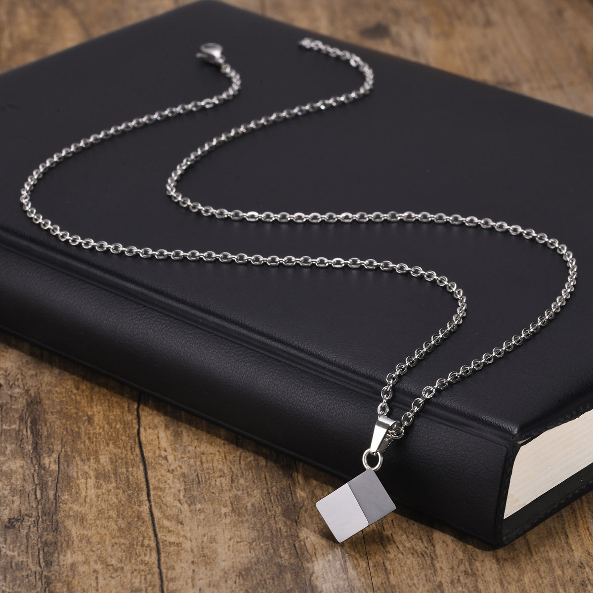 Cube urn necklace – detail view 5
