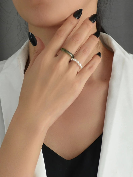 Retro Pearl & Acrylic Elastic Ring – Green & Red — view 2