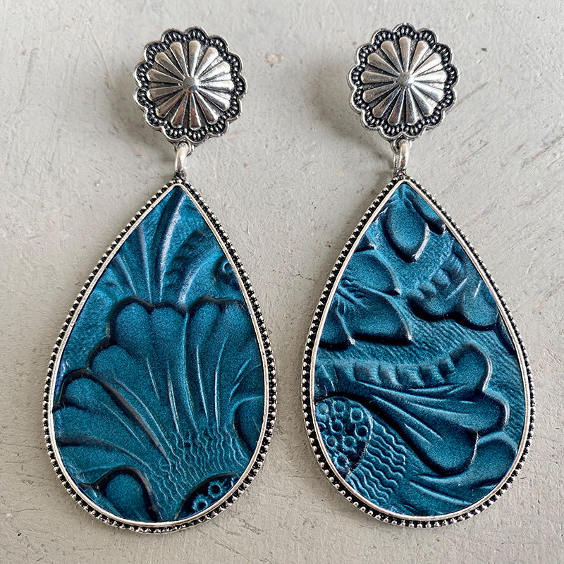 Tooled leather-look earrings – detail view 3