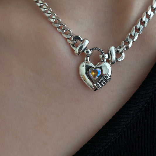 Chunky heart lock necklace – detail view 1
