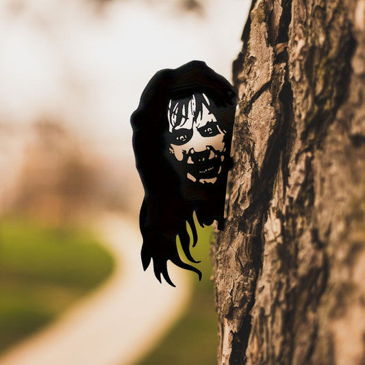 Witch tree peeker – detail view 1