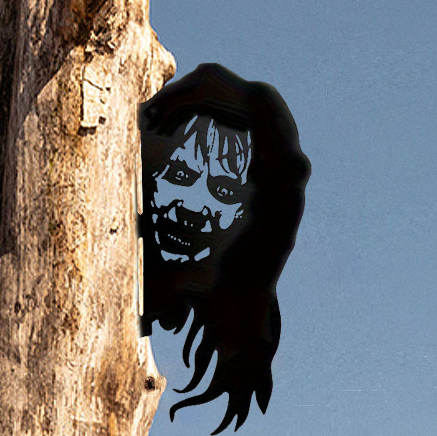 Witch tree peeker – detail view 2