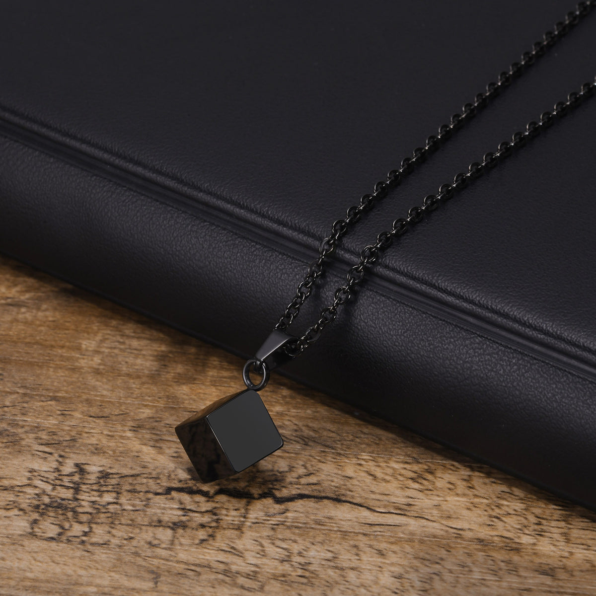 Cube urn necklace – detail view 4