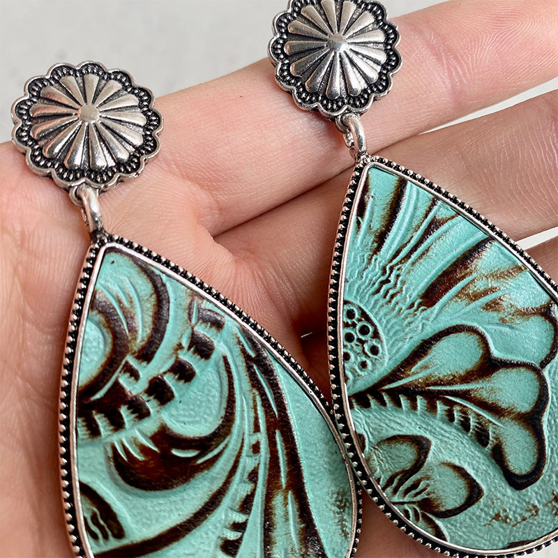 Tooled leather-look earrings – detail view 2