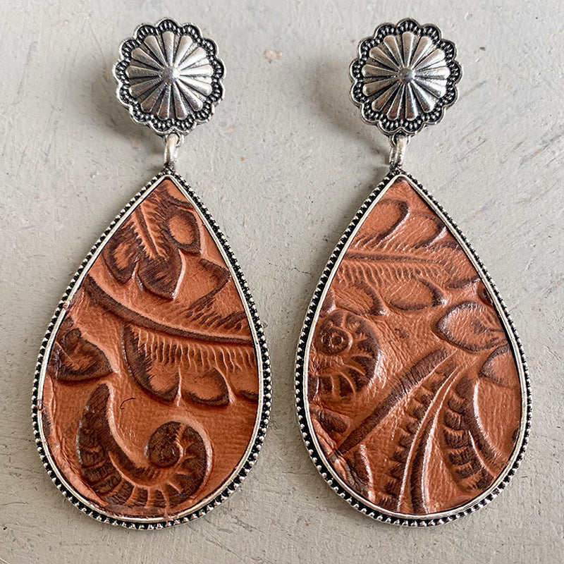 Tooled leather-look earrings – detail view 4