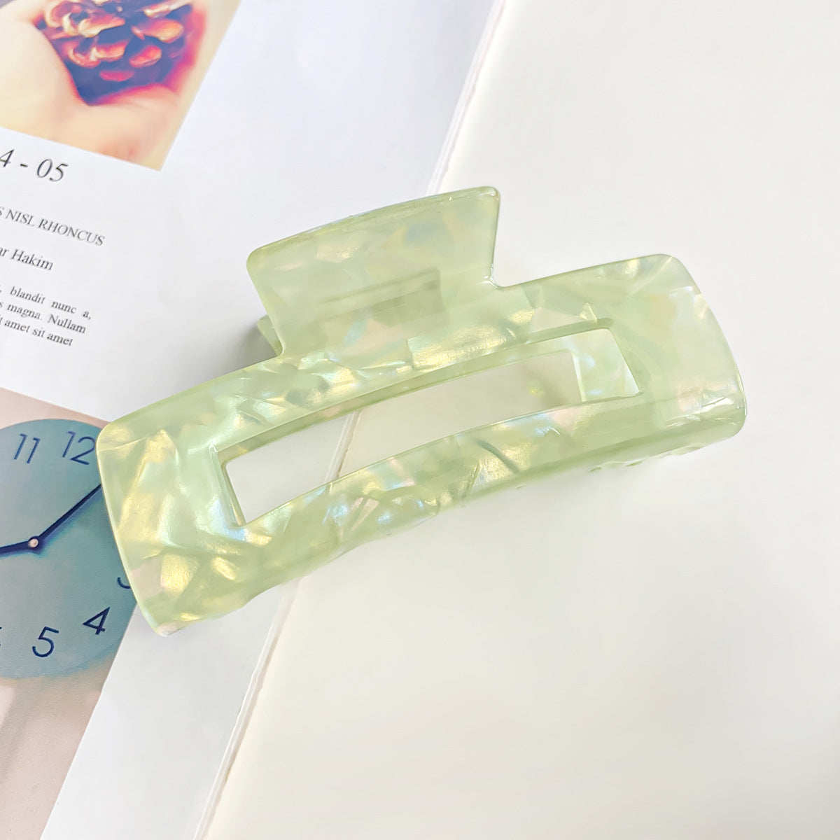 Clear claw clip – detail view 7