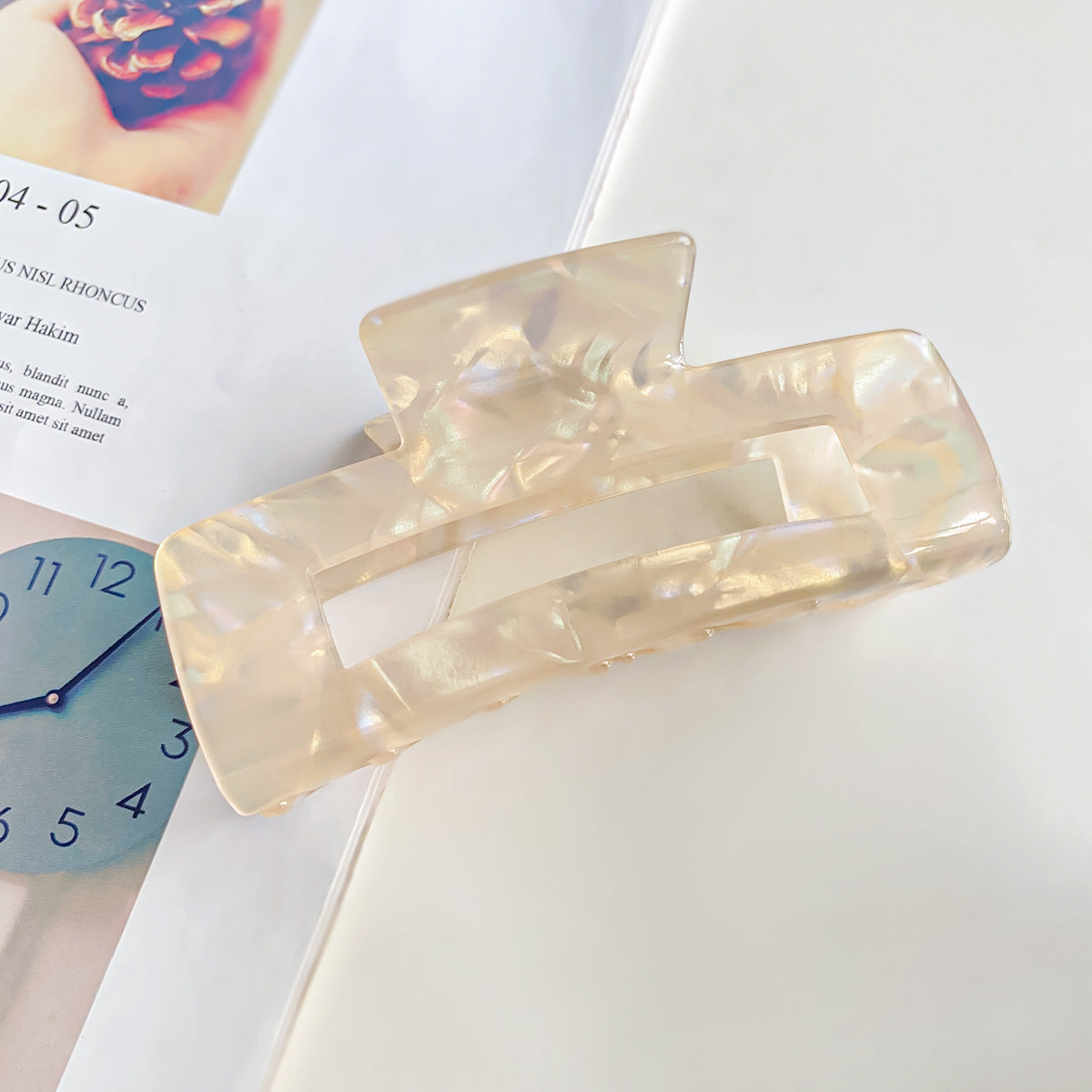 Clear claw clip – detail view 4